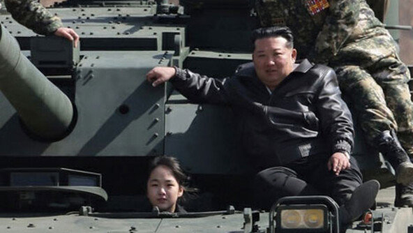 김정은, 신형 탱크에 딸 주애 태우고…“전쟁준비 완성”
