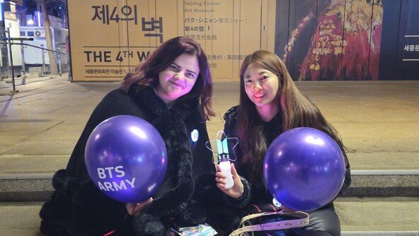 “처음 만났는데 친구 됐어요”…광화문 채운 아미들의 ‘전야제’