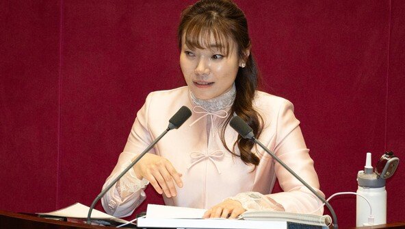 김예지, 손으로 점자 읽으며 17시간 넘게 필버…세 번째 긴 기록