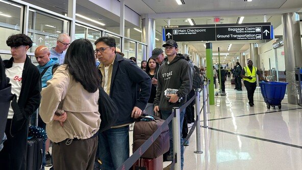 美 공항 ‘셧다운 혼란’에…트럼프 “ICE 투입” 민주당 압박