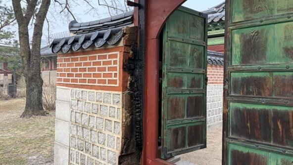 경복궁서 새벽에 화재 발생…자선당 문 일부 훼손
