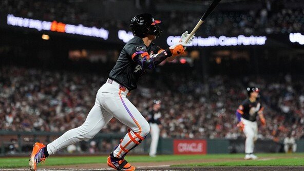 이정후, MLB 개막 3경기 만에 침묵 깼다…양키스전 2루타 쾅