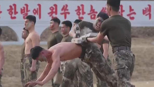 무시무시한 北특수부대…손으로 못 짚은채 허리 위 벽돌 부숴