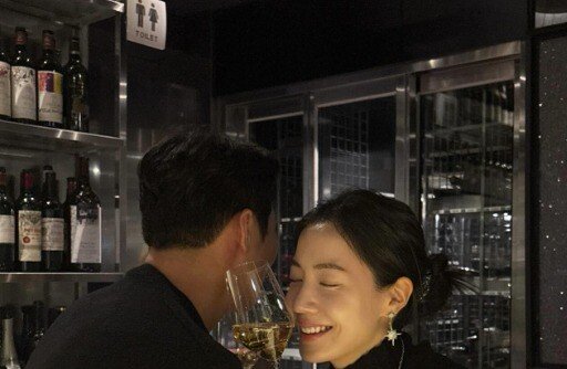 티아라 출신 배우 류화영, 9월 결혼 “나의 전부”…예비신랑 뒷모습 공개