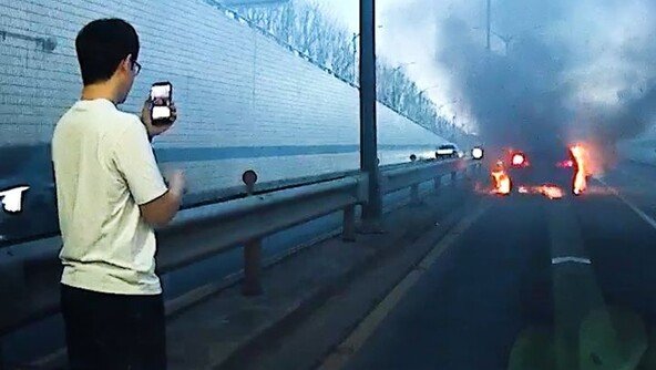 연기나는 車 쫓아간 경찰의 ‘외침’…부부 내리자마자 폭발