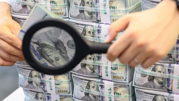 환율 방어하다 40억달러 증발…외환보유액 10위권서 밀려났다