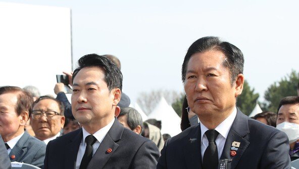 지지율 30%P 최대 격차… 질주하는 與, 길잃은 野