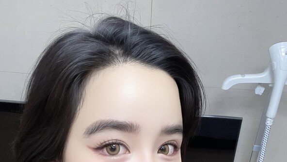 스모키 화장 지웠더니…박봄, 몰라보게 달라진 외모