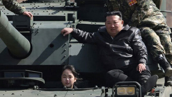 국정원 “김주애, 후계자로 봐도 돼…탱크 조종 등 김정은 오마주”