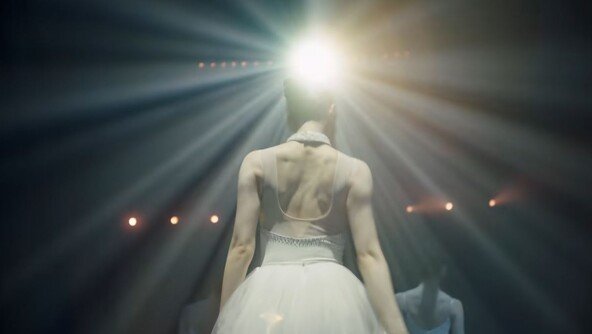 김연아, 은퇴 12년 만에 발레 도전…등 근육에 시선 집중