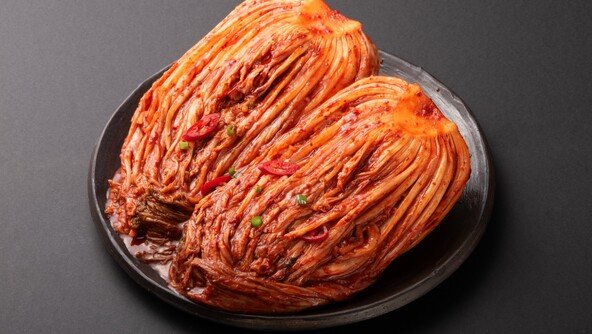 “곰팡이 걷어내도 소용없다”…오래된 김치 속 독소의 경고