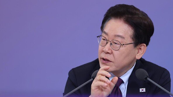 李 “똑같은 조건이면 비정규직이 보수 더 많이 받아야”