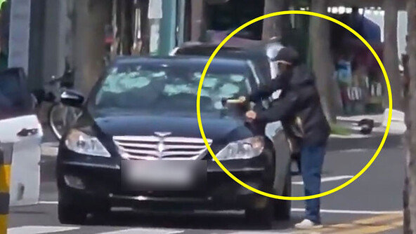 “아내가 다른 남성과 차에”…앞유리 쾅쾅 부순 50대