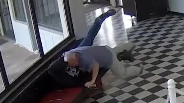 총기 든 괴한 맨몸으로 제압한 美고교 교장, 참사 막아