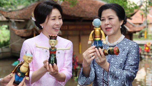 아오자이 입은 金여사에 “베트남 소녀 같다”…영부인들 화기애애