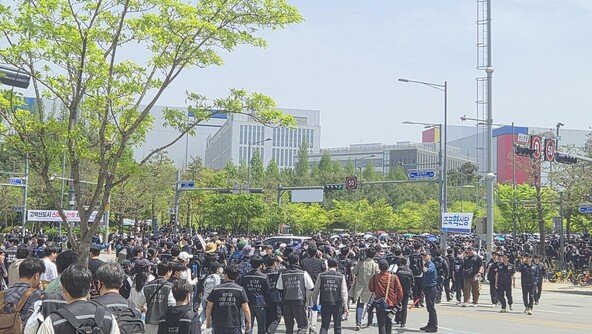 삼전 노조, 8차선 도로막고 집회…옆에선 소액주주 맞불 집회