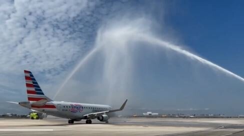 트럼프 덕분?…7년만에 美-베네수엘라 직항 재개 ‘축하 물대포’