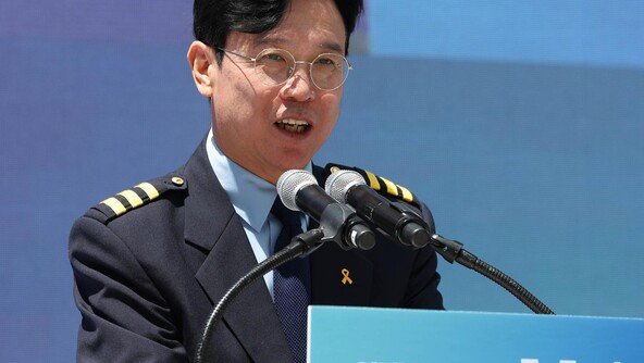 ‘기관사 유니폼’ 다시 입은 고용장관…“노동의 눈 안 변해”