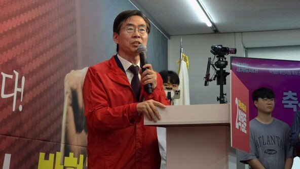 “여러분 때문에 국힘 안돼” “장동혁!”…박형준 개소식서 고성-항의