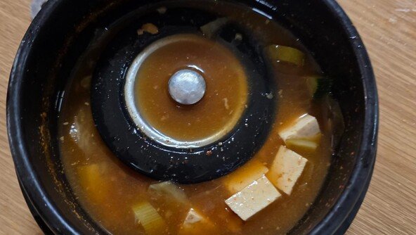 “된장찌개에 ‘싱크대 뚜껑’이…배 아프면 청구하라더라”