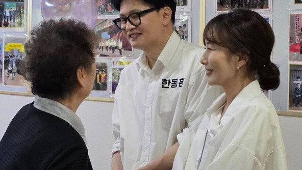 큰절 올리고 셀카 찍고… 한동훈 부부 첫 동반 행보