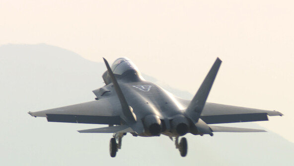 국산 전투기 KF-21, 마지막 관문 뚫었다… ‘전투용 적합 판정’ 획득
