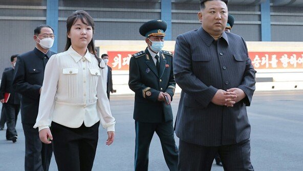 가죽 점퍼에 ‘수탉머리’…김주애 패션에 담긴 ‘후계자 신호’