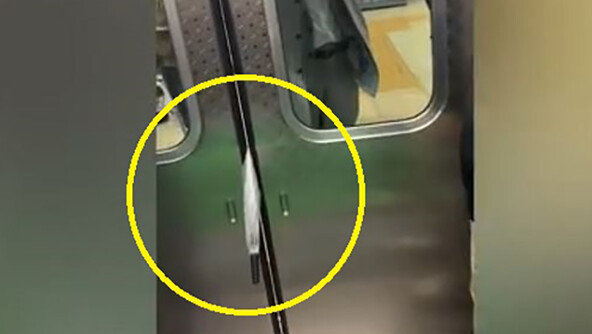 지하철 출입문에 우산 밀어넣고 ‘대치’…기관사의 대처는?