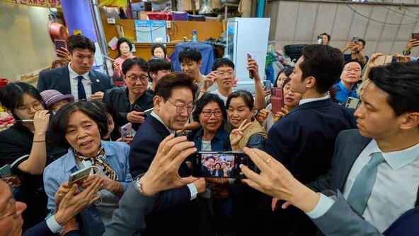 고비마다 대통령들은 ‘시장’에 간다…지켜보는 野는 ‘불편’