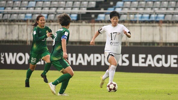 북한 여자축구 ‘내고향’ 팀 인천공항 입국…방한 일정 돌입