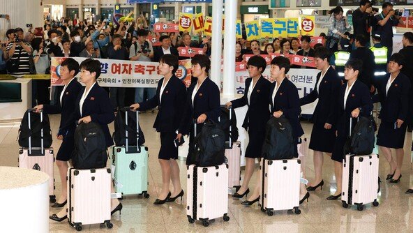 北 女축구단 35명 방한… 환영인사에도 묵묵부답