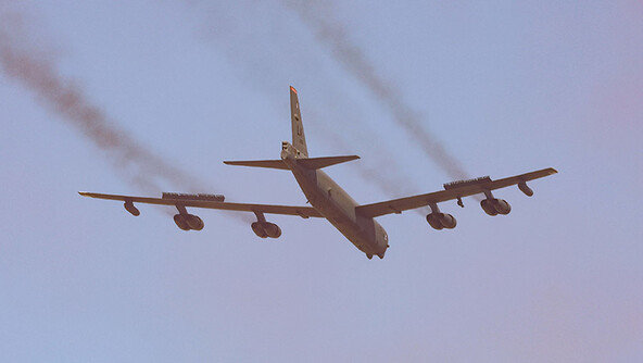 B-52 폭격기, 美기지서 이륙 직후 추락…탑승자 전원 사망