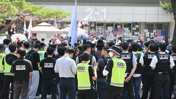 잠실 시위대·경찰 대치…“체육회 업무 차질” 강제진입 가능성