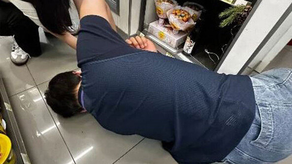 바닥에 바짝 엎드린 편의점 직원…일본인 뭉클한 사연