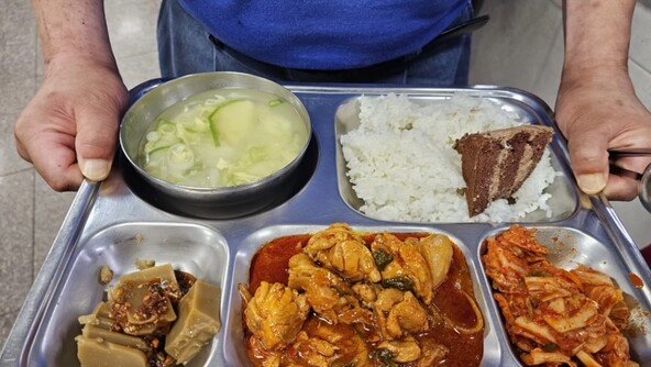 밥 위 케이크가 조롱거리?…노숙인 무료급식에 악성 댓글 눈살