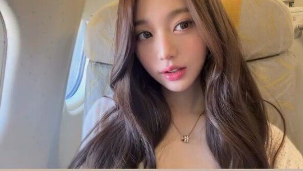 특혜 논란 장원영, 비행기 안 환한 미소…초근접 미모