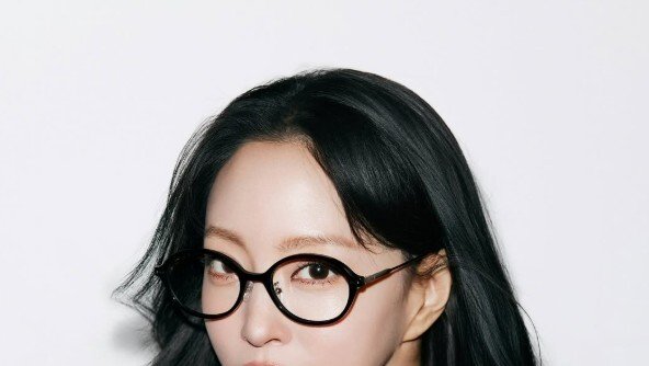 한예슬, 한 달 만에 근황 공개…블랙 홀터넥으로 슬림 몸매