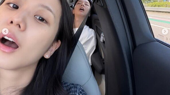 블랙핑크 지수, 혜리 ‘입 벌리고 꿀잠’ 포착…정호연과 여행 인증