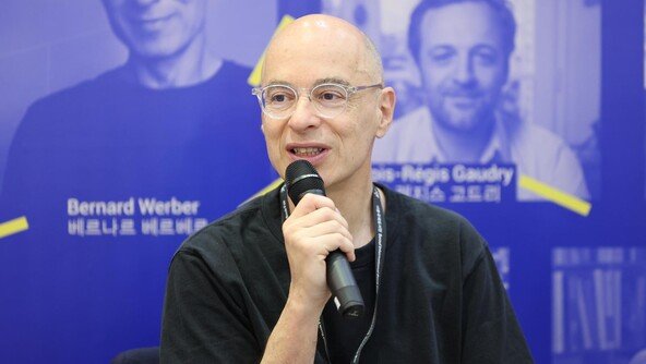 ‘전생’에 꽂힌 베르베르 “나는 111개의 삶 거쳤다는 얘기 들어”