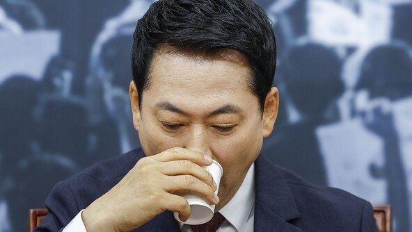 [사설]당 대표의 ‘기괴한 알박기’에 꼼짝 못 하는 국민의힘