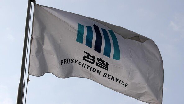 자진출석한 피의자 밖으로 불러내 긴급체포한 경찰