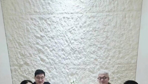 이영애, 남편과 지인 모임 포착…우아한 룩 눈길