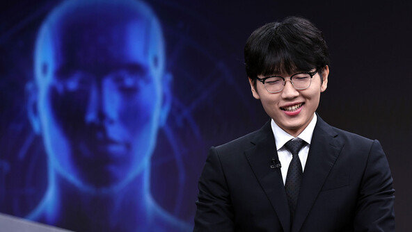 인간, 10년 만에 AI를 이겼다…신진서, 바둑 AI 카타고 꺾어
