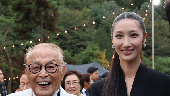 ‘케데헌’ 이재, 예비남편 샘 킴과 외조부 신영균 ‘백수연’ 참석