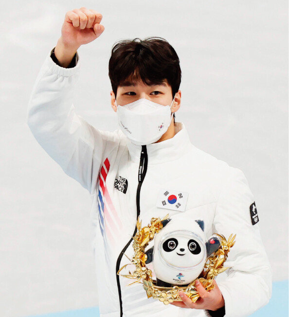 2월 9일 오후 중국 베이징캐피털 실내빙상장에서 열린 2022 베이징 겨울올림픽 쇼트트랙 남자 1500m 결선에서 금메달을 획득한 황대헌 선수가 플라워 세리머니를 마치고 인사하고 있다.[뉴시스]
