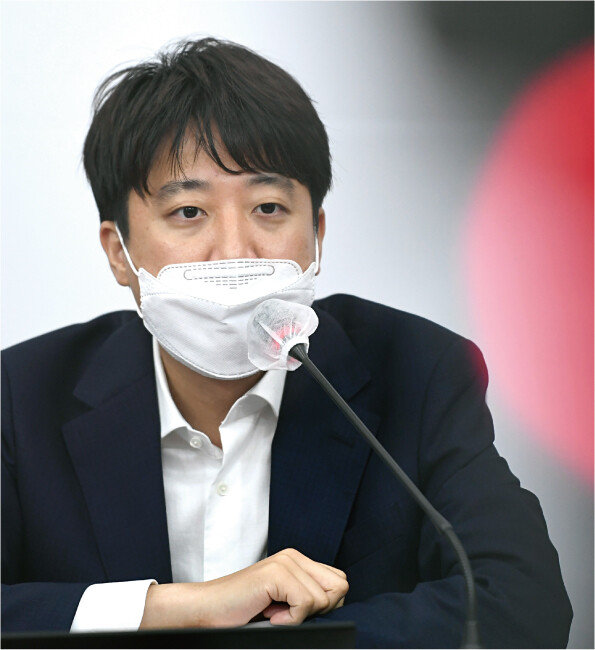 이준석 국민의힘 대표가 8월 5일 서울 여의도 국회에서 열린 최고위원회에서 발언하고 있다. 이 대표는 20대 남성의 많은 지지를 받고있다. [동아DB]