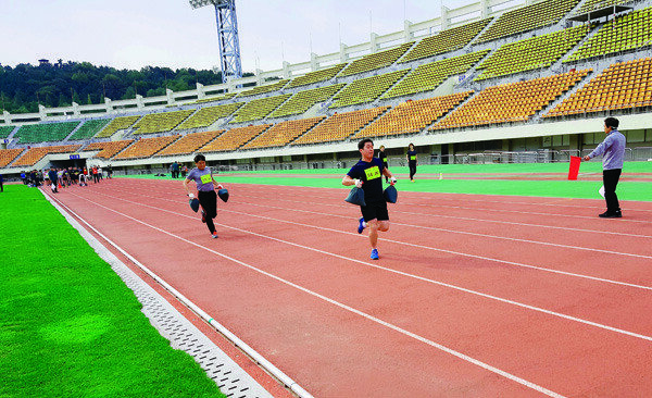 10월 17일 경남 창원시 창원종합운동장에서 열린 환경미화원 공개채용 체력시험 현장에서 지원자들이 치열하게 경쟁하고 있다.[사진 제공·창원시청]