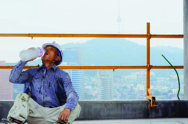 최근 건설 기능인을 찾는 곳은 많지만 공급이 없어 임금이 점차 높아지고 있다. 국가적 차원의 개선책이 시급히 요되구는 실정이다.[뉴시스]