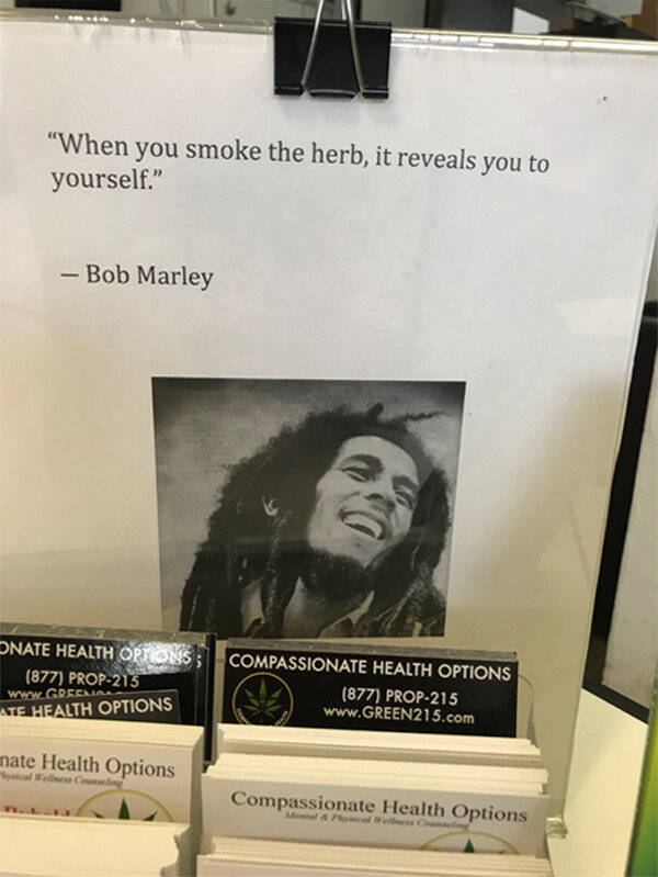 마리화나 처방전을 발급해준 의사 책상 위에 세워진 ‘레게의 전설’ 밥 말리 사진 위에 ‘마리화나를 피우면 진정한 자신의 모습을 알 수 있다’는 의미의 문구가 새겨져 있다.