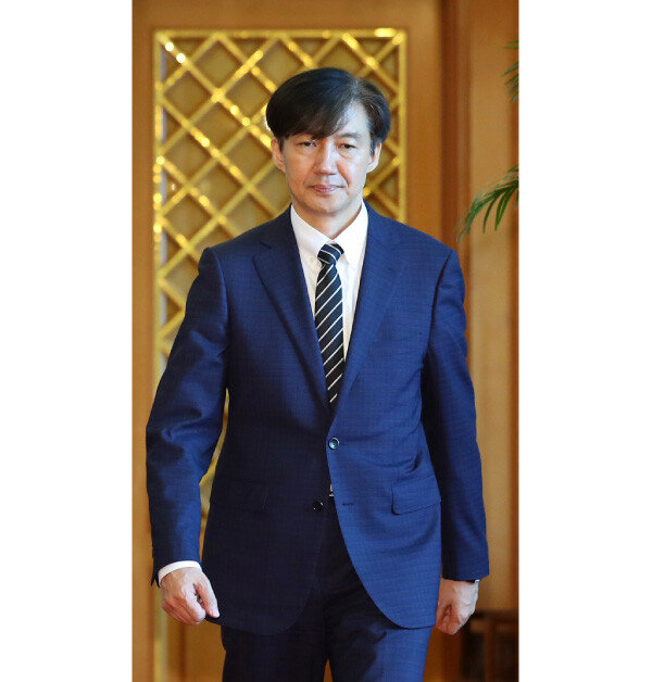 9월 9일 청와대 본관에서 열린 임명장 수여식을 마친 후 조국 법무부 장관이 환담장으로 이동하고 있다. [뉴시스]